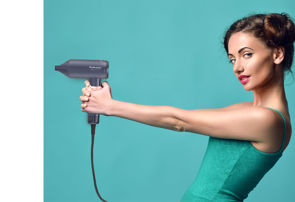 Απεικονίζεται μια γυναίκα να κρατάει το σεσουάρ.